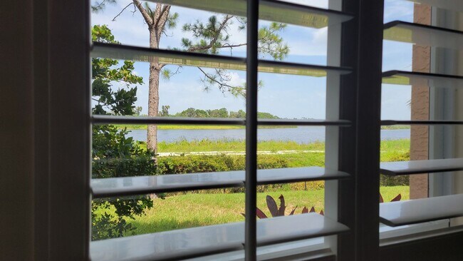 Building Photo - ANNUAL UNFURNISHED 2 bed 2 bath ground flo...
