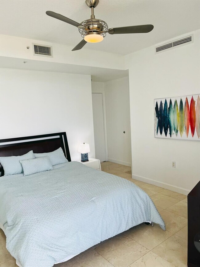 Building Photo - 16275 Collins Ave