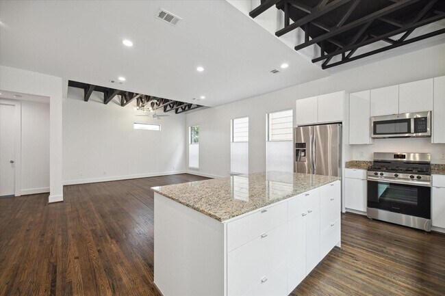 Building Photo - 1105 W 21st St