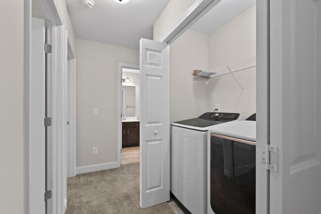 Building Photo - Beautiful Townhome!