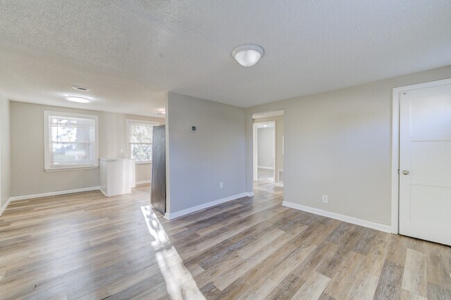 Building Photo - 414 S Harvey Ave