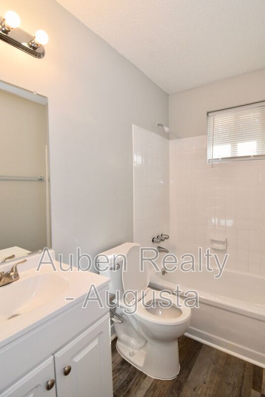 Building Photo - 524 Laverne Ave