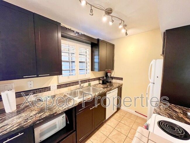 Building Photo - 5300 E Waverly Dr