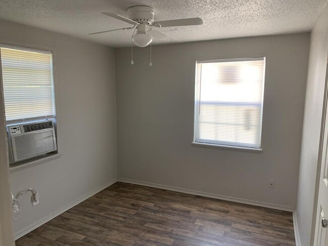 Building Photo - 3633 Mistletoe Ave