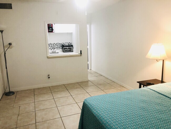 Building Photo - 751 Pine Dr