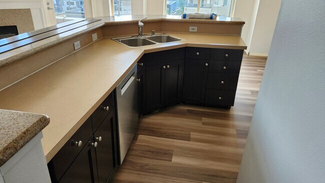 Building Photo - Lake Union View Condo 2 bed Avail 10/1