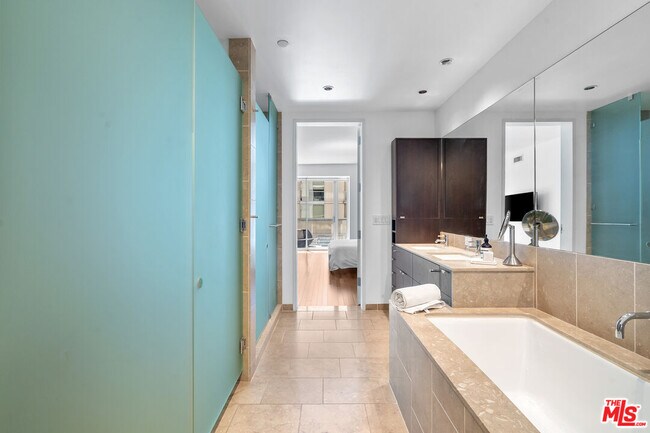 Building Photo - 6250 Hollywood Blvd