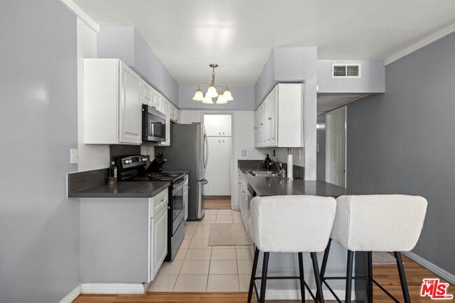 Building Photo - 12801 Moorpark St