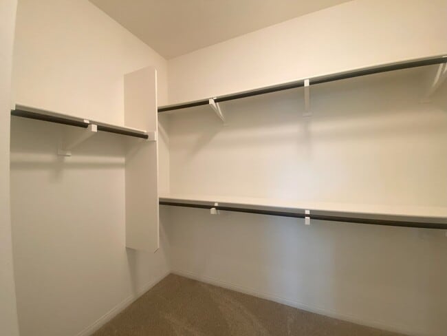 Building Photo - Move-in Ready Townhome in Parklike Community