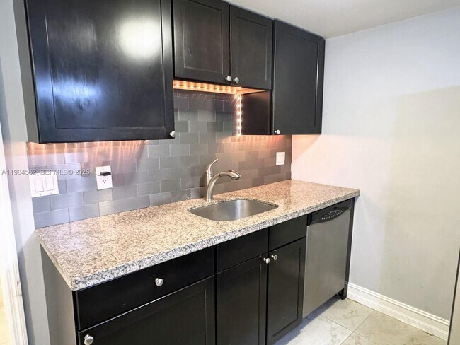 Building Photo - 1455 Holly Heights Dr