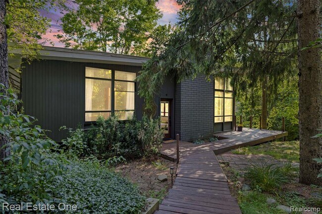 Building Photo - 3954 N Ellamae Rd