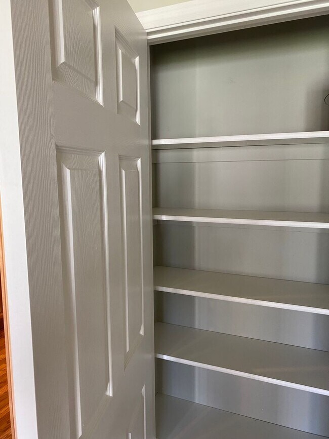 Building Photo - Spacious End Unit Condo