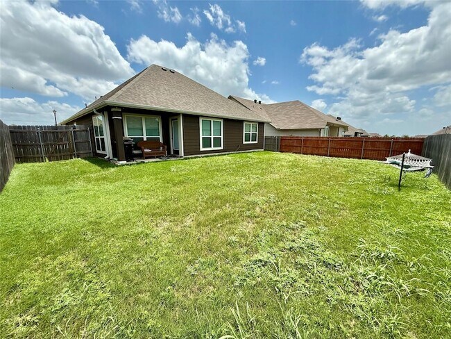 Building Photo - 808 Fallbrook Dr