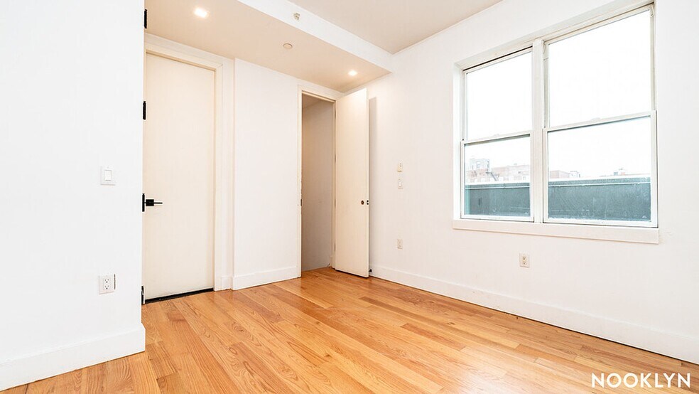 Building Photo - 19 E 31st St