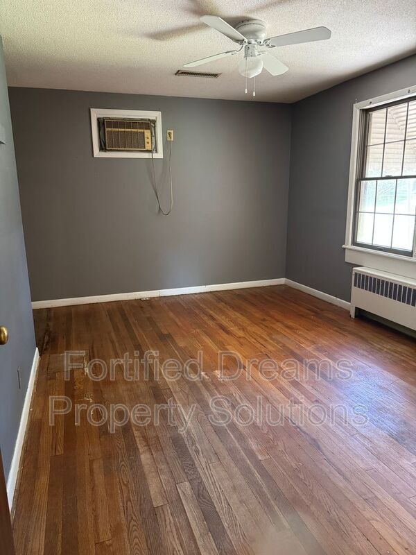 Building Photo - 633 S Greensboro St