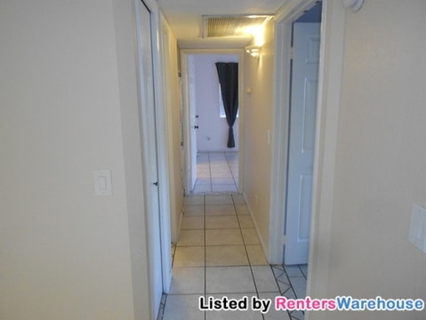 Building Photo - 1840 E Morten Ave