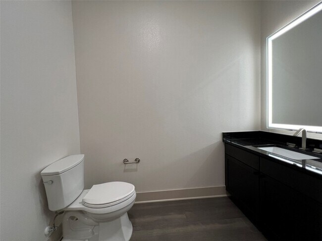 Building Photo - 3330 Oak Grove Ave