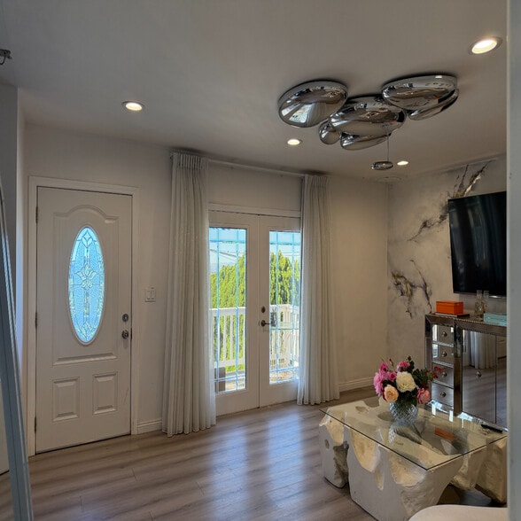 Building Photo - 11068 Plainview Ave