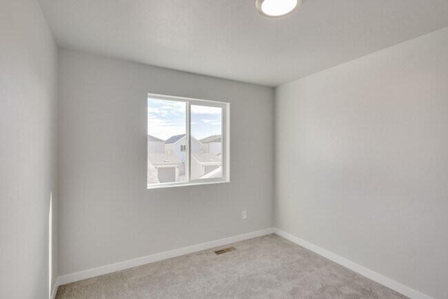 Building Photo - 1676 S Sunseeker Ln