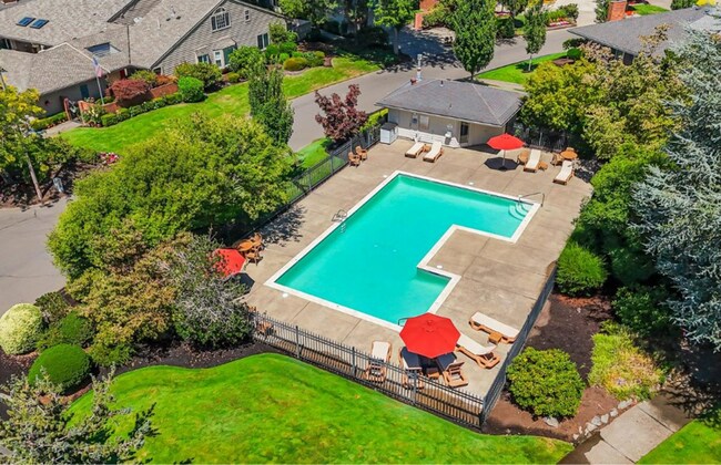 Building Photo - Prime Charbonneau Golf Community Location! 2 Bed, 2.5 Bath + Den, A/C, Washer/Dryer and Garage