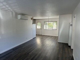 Building Photo - 811 1/2 W Main St