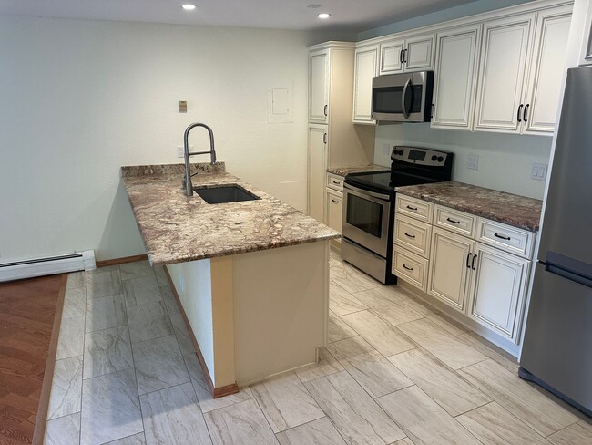 Building Photo - 1250 Golden Cir