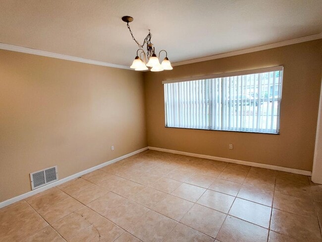 Building Photo - 615 Fox Valley Dr