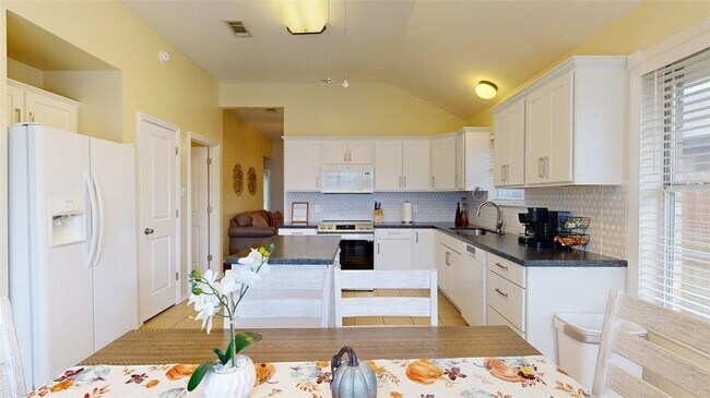 Building Photo - 810 Camellia Ct