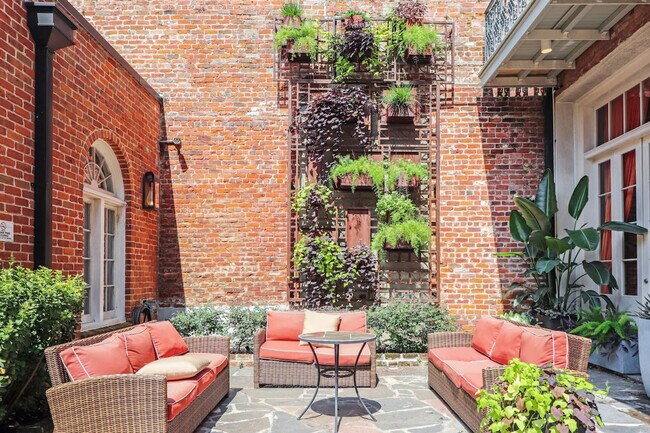 Building Photo - 822 Perdido St