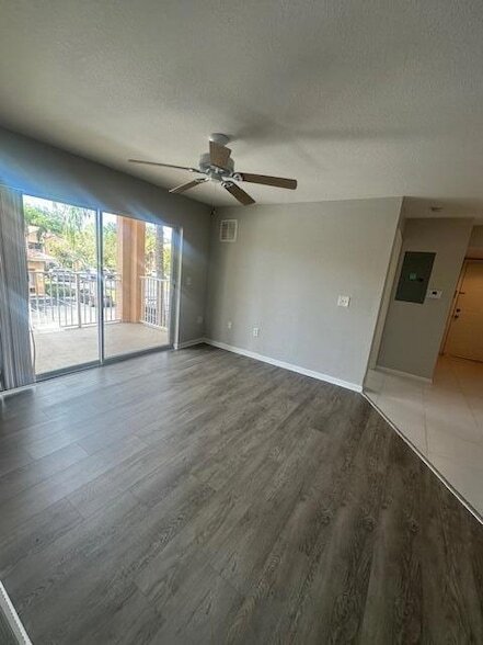 Building Photo - 141 SW Palm Dr