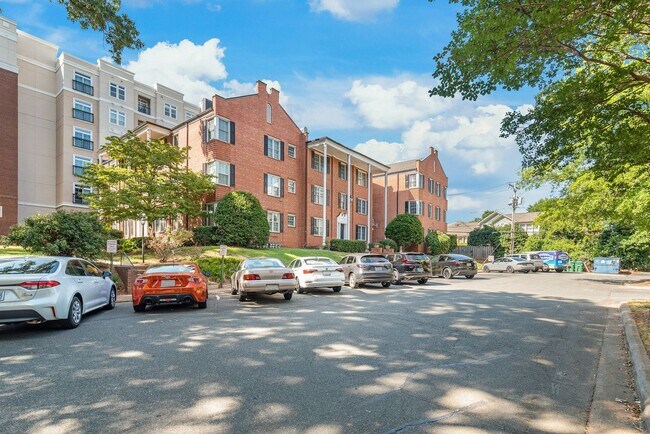 Building Photo - 920 Monticello Terrace