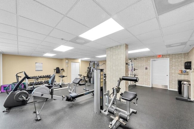 Building Photo - 7050 Sunset Dr S
