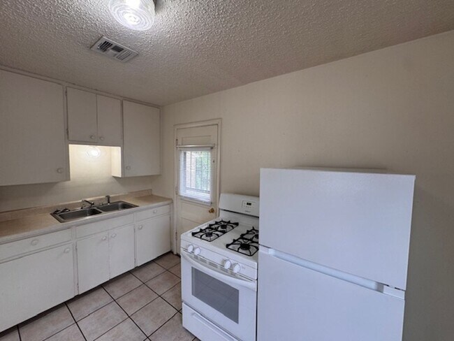 Building Photo - Norman 2 bed cutie, clean and ready for move in!  covered porch and storage shed!