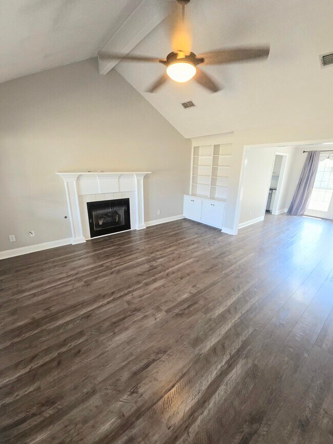 Building Photo - 565 Oakdale Dr