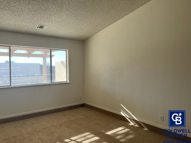 Building Photo - 4 Bedrooms 2 Bathroom home available in Victorville!!