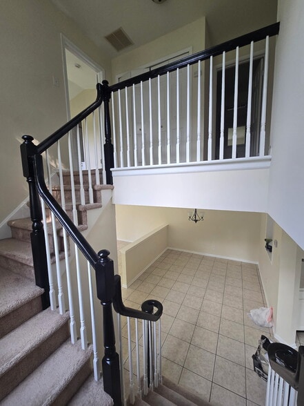To upstairs area - 29 Worlidge Ct