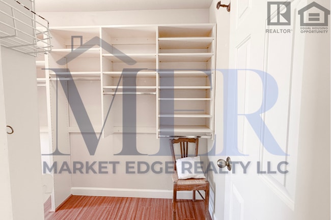 Building Photo - 3Bed/2Bath Furnished Home w/Stunning Backy...