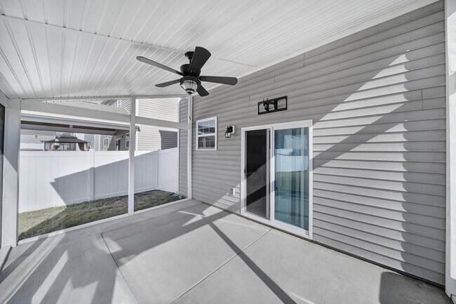 Building Photo - Beautiful 4 Bed 2 and a Half Bath Home in Charlotte!