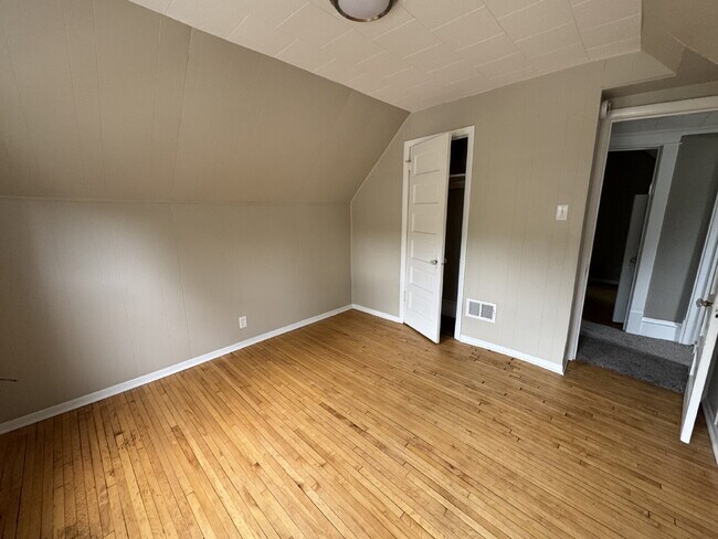 Building Photo - Charming 4-Bed Oasis in Minneapolis – Spacious 1500 Sq Ft Gem!