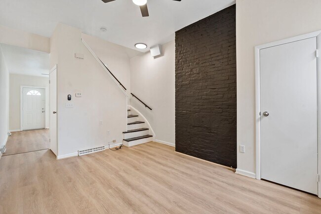 Building Photo - Newly renovated 2 Bed, 1 Bath w/ Bonus Room, Central AC, Laundry - Available October 1st!