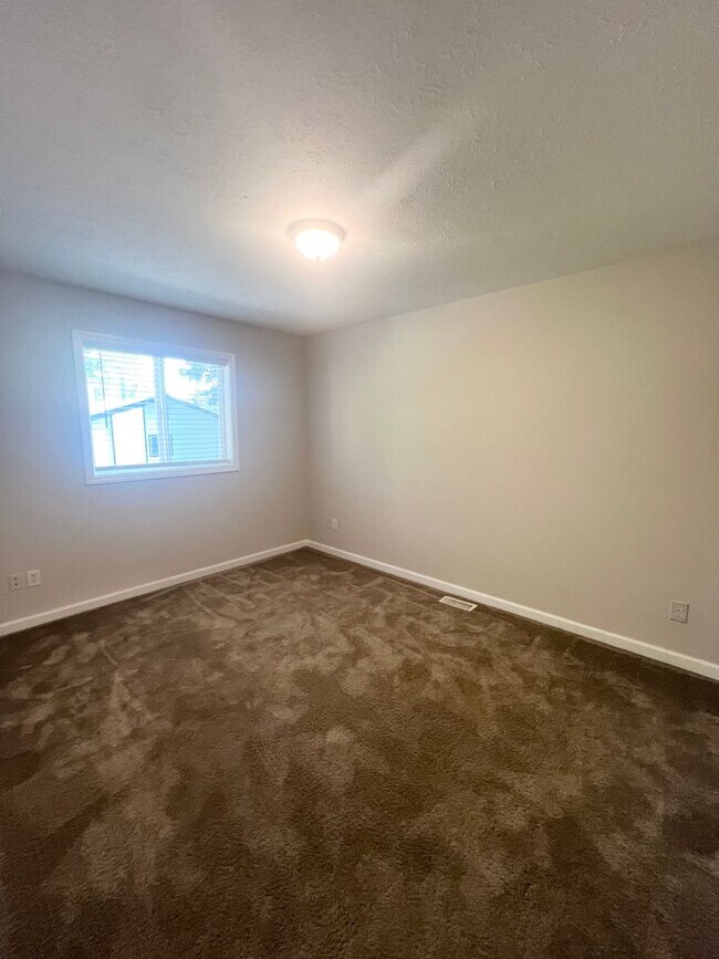 Building Photo - Suncrest Rental – Stunning 4-Bedroom Home Near Long Lake