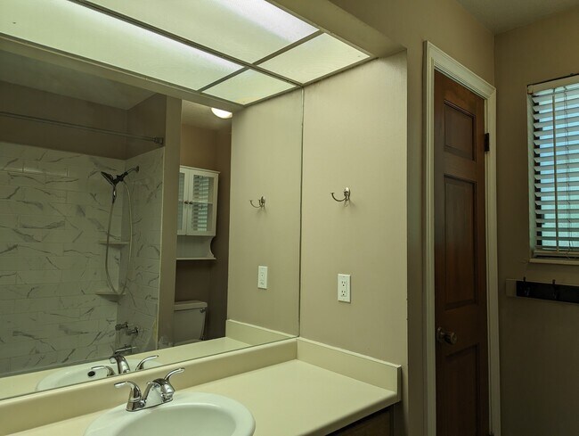 Building Photo - 1806 E Fawn Ln