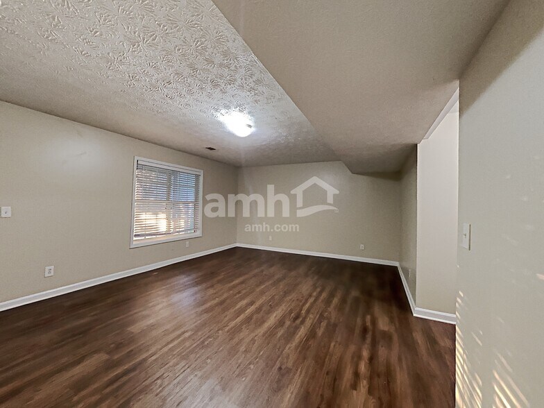 Building Photo - 1500 Chalet Cir