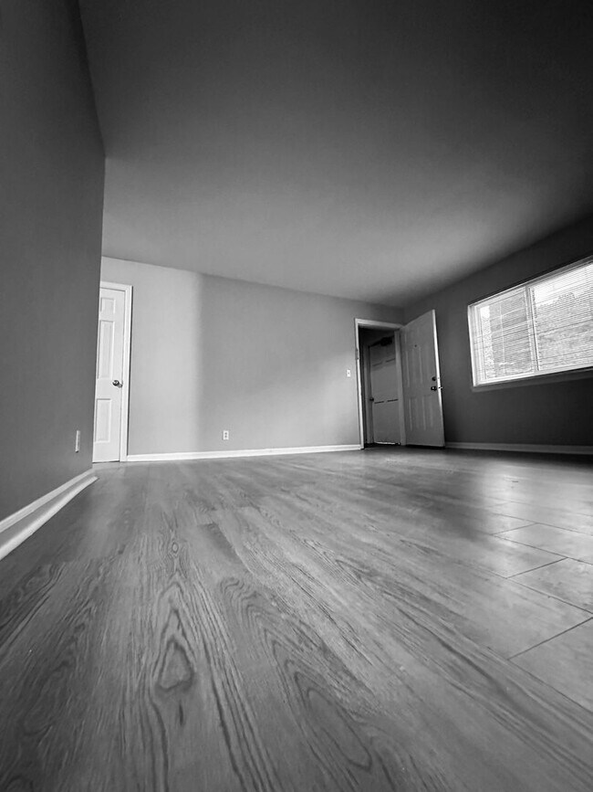 Building Photo - 3340 Pinewood Ave