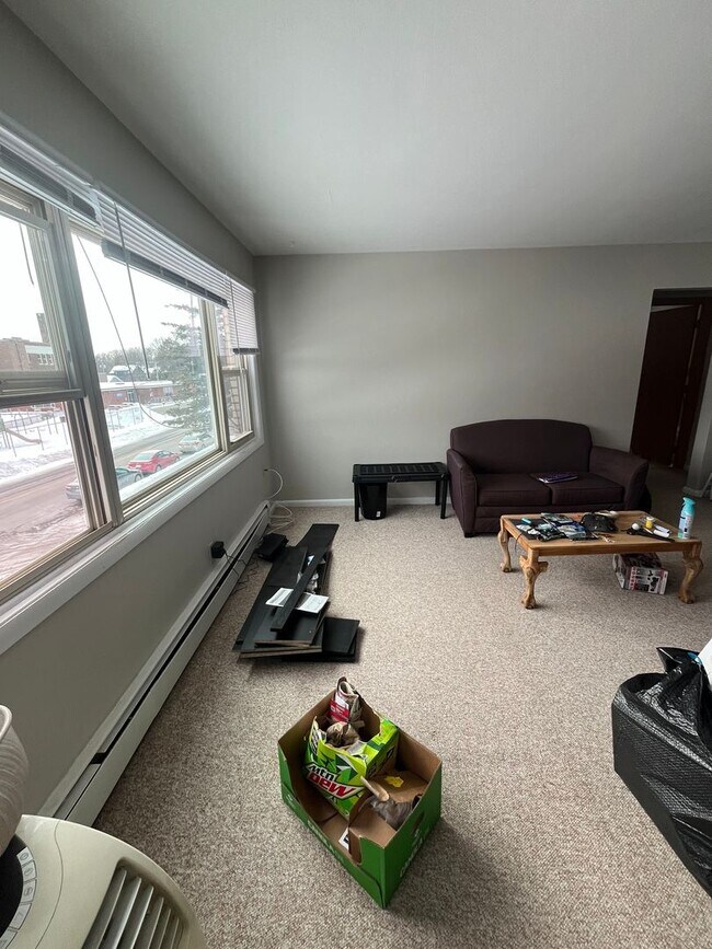 Building Photo - Available September! - 1 Bed 1 Bath Apartment