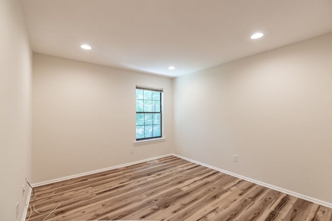 Building Photo - 3 bed 2.5 bath