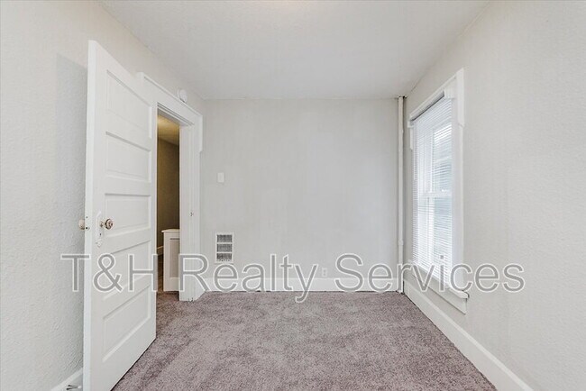 Building Photo - 1134 Lasalle St