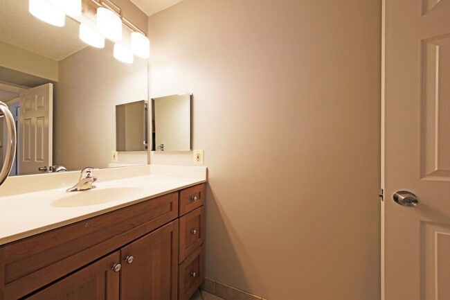 Building Photo - Updated top floor 2br with vaulted ceilings, two balconies and treed views!