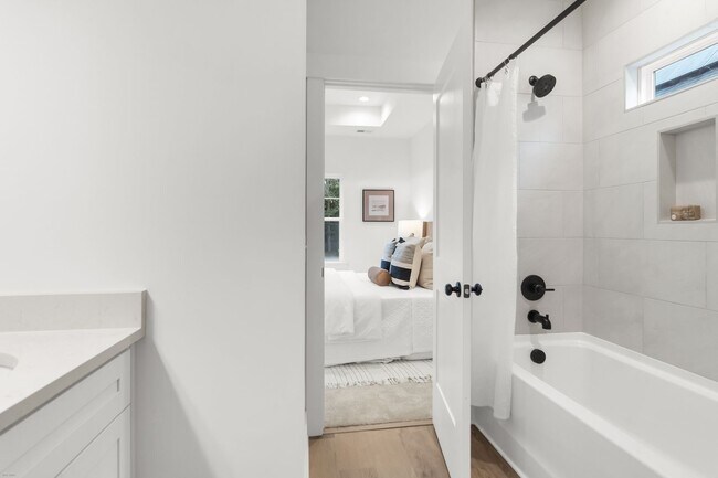 Building Photo - 2304 Delano St