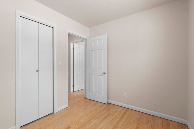 Building Photo - 1045 Green Acres Ln